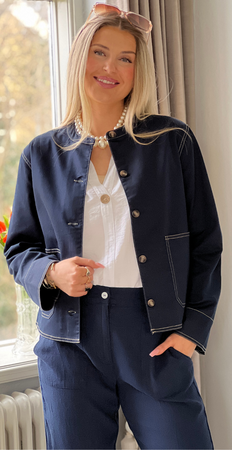 Penny jakke med tydelige stikninger navy LikeLondon