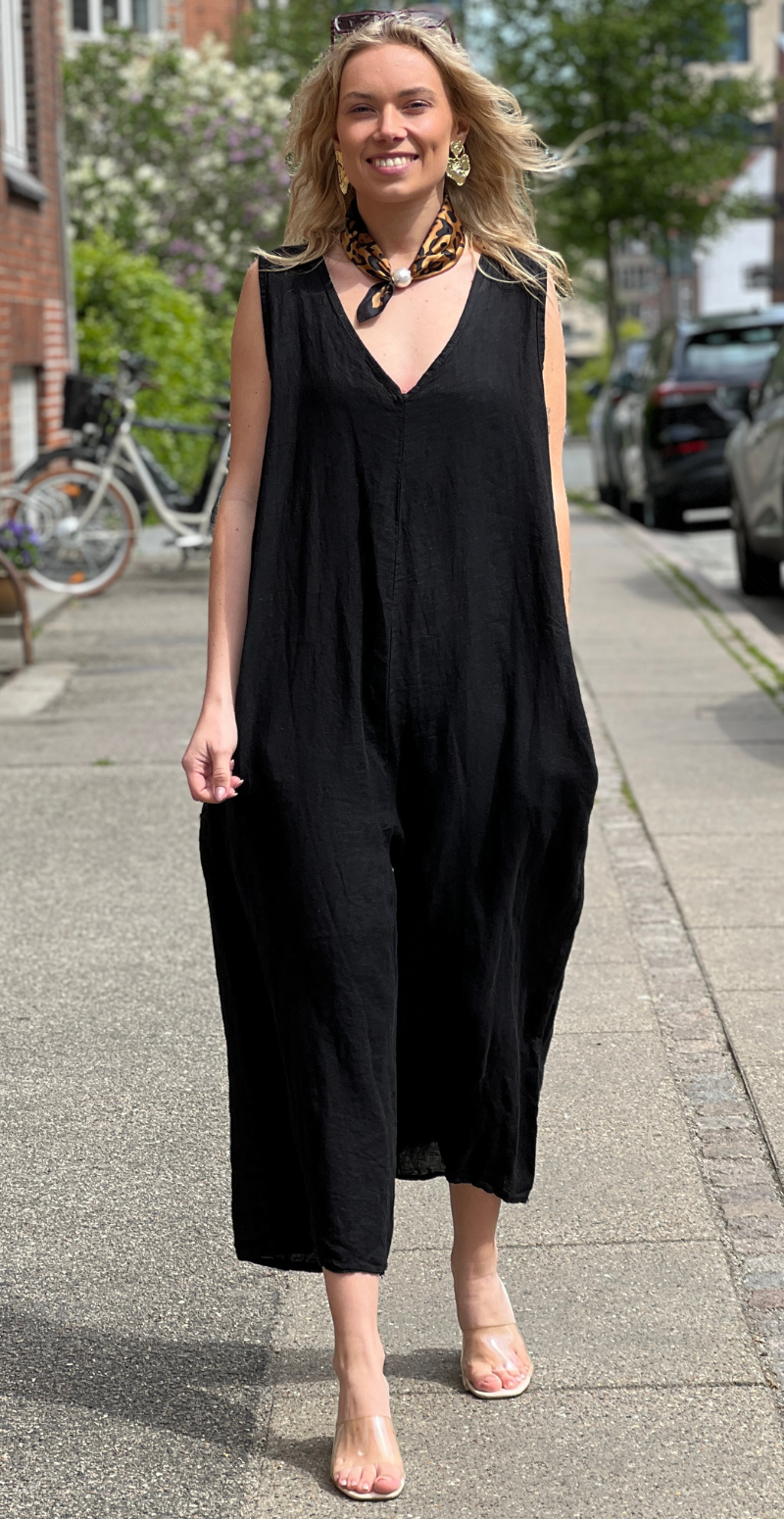 Juliane jumpsuit i hør med v-udskæring sort LikeLondon