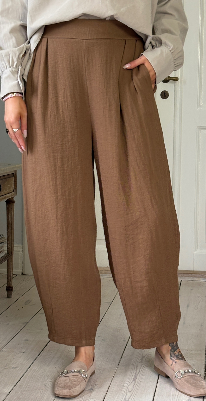 Forudbestil uge 9 Sutton bukser i barrel-fit med læg foran noce LikeLondon