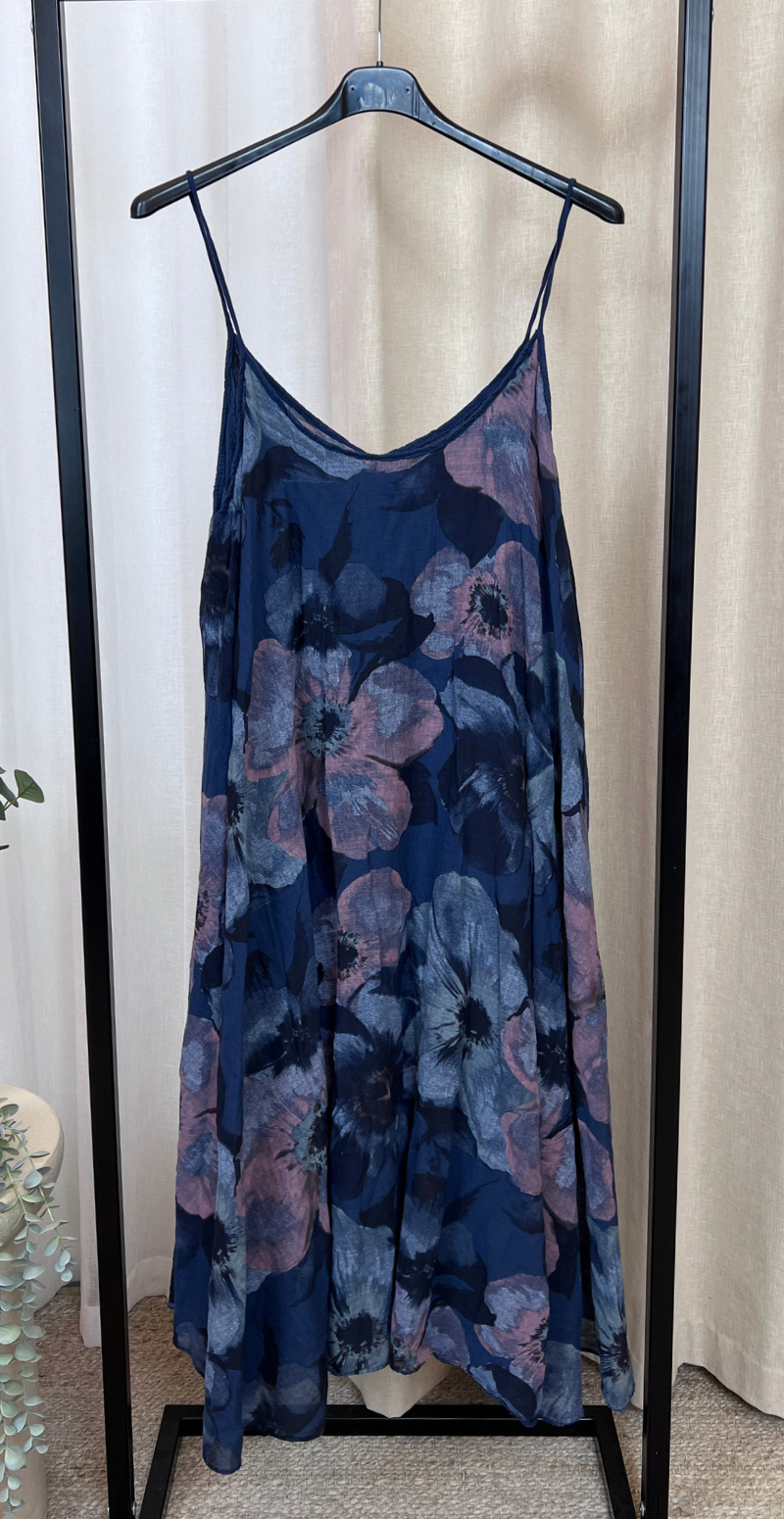 Ophelia kjole med blomsterprint og tynde stropper med tilhørende bluse navy LikeLondon