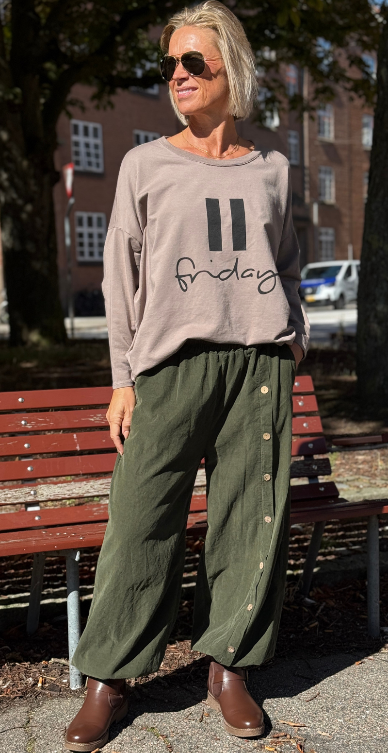 Biance bluse med rund hals og "friday" taupe LikeLondon