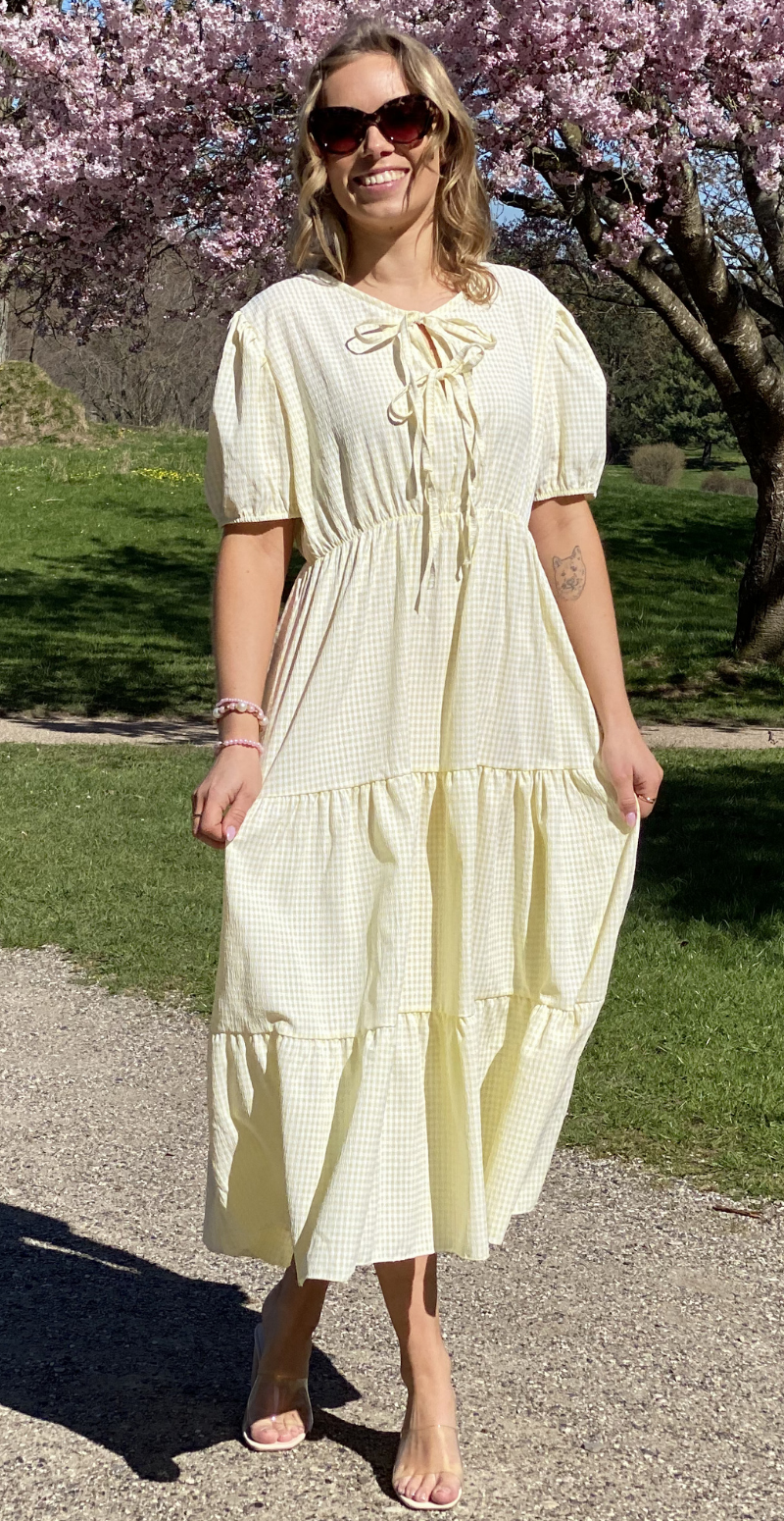 Karla småternet lang kjole med peplum og bindebånd gul LikeLondon