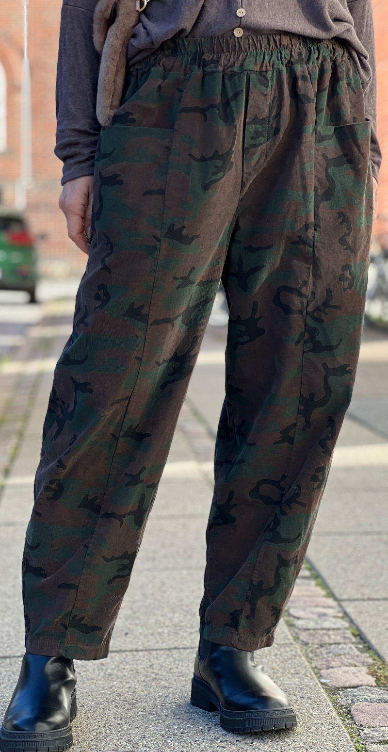 Nella fløjlsbukser med lommer foran og elastik i taljen camouflage brown LikeLondon
