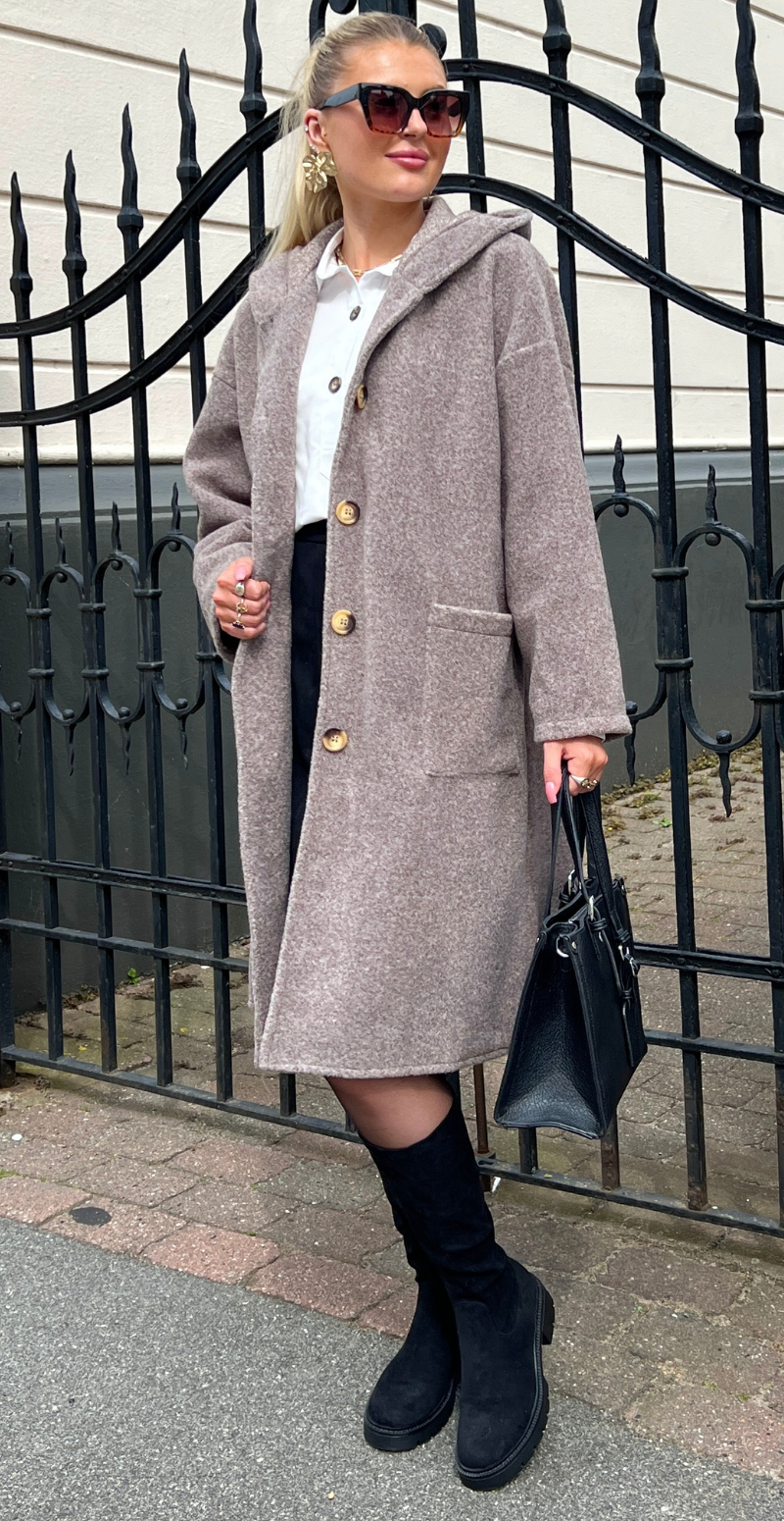 Tori jakke med hætte, lommer og knapper mocca LikeLondon