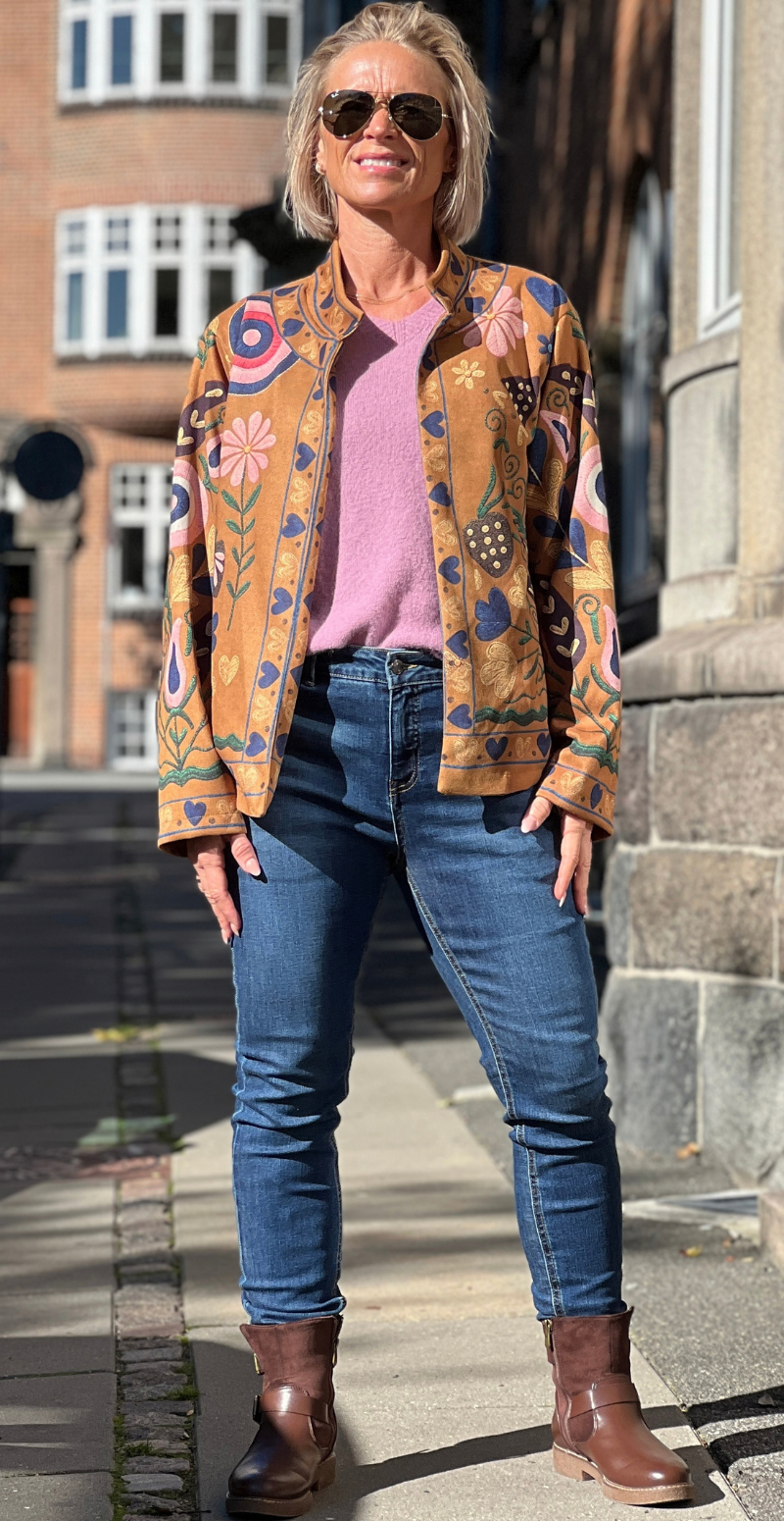 Sissal jakke i ruskindslook med broderet mønster mustard LikeLondon