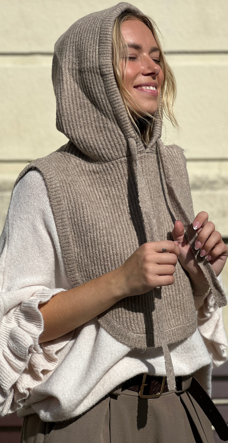 Balaclava i uld med snøre taupe LikeLondon