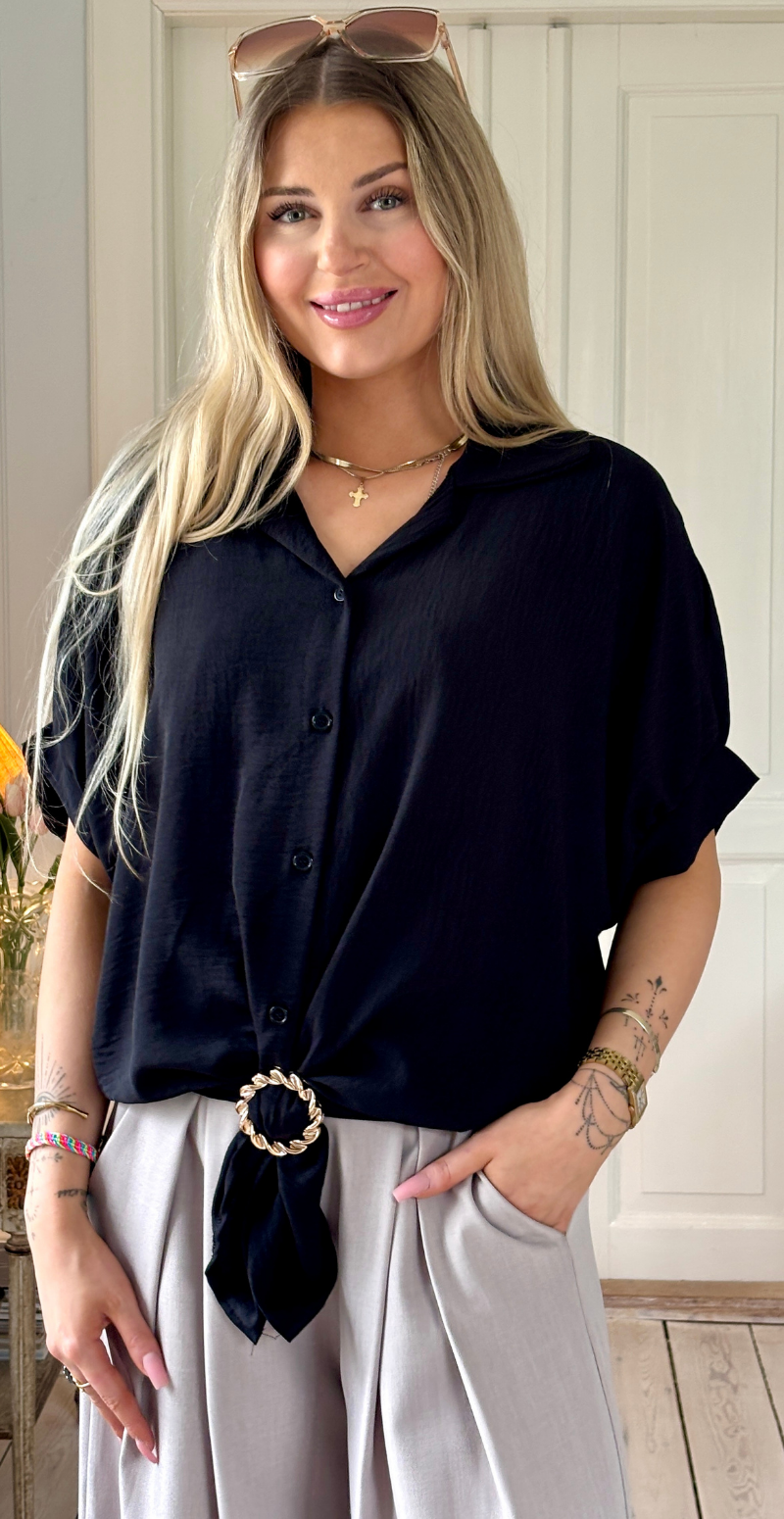 Barbara kortærmet skjortebluse med knudedetalje og spænde sort LikeLondon