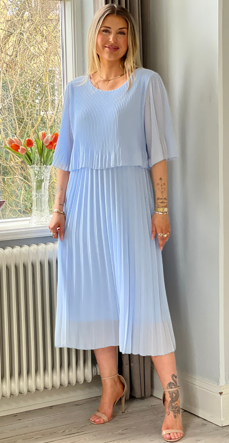 Forudbestil uge 15 Carmen plisseret kjole med elastik i taljen lysblå LikeLondon