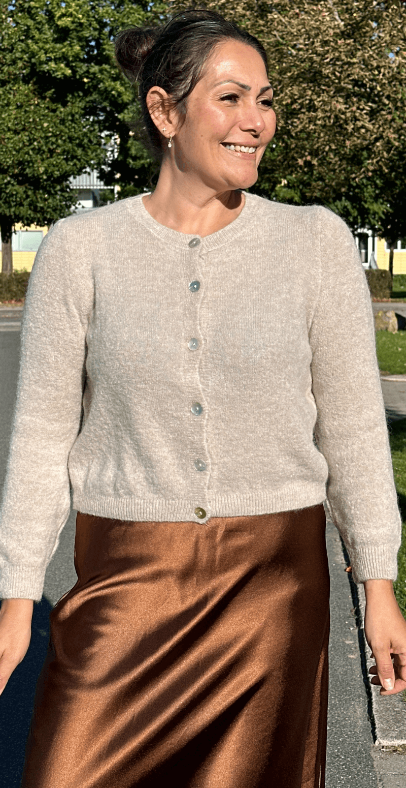 Celeste uld cardigan med perlemorsknapper sand LikeLondon By Christina