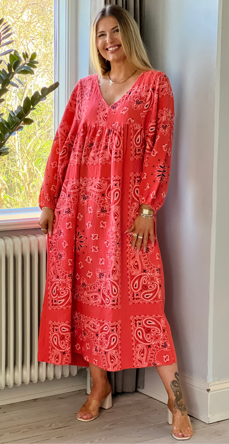 Gretha paisley mønstret kjole i musselin orange LikeLondon