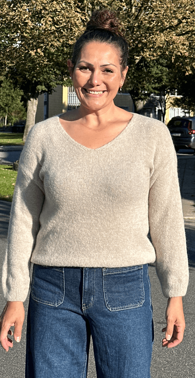 Cara uld strik med V-hals sand LikeLondon By Christina