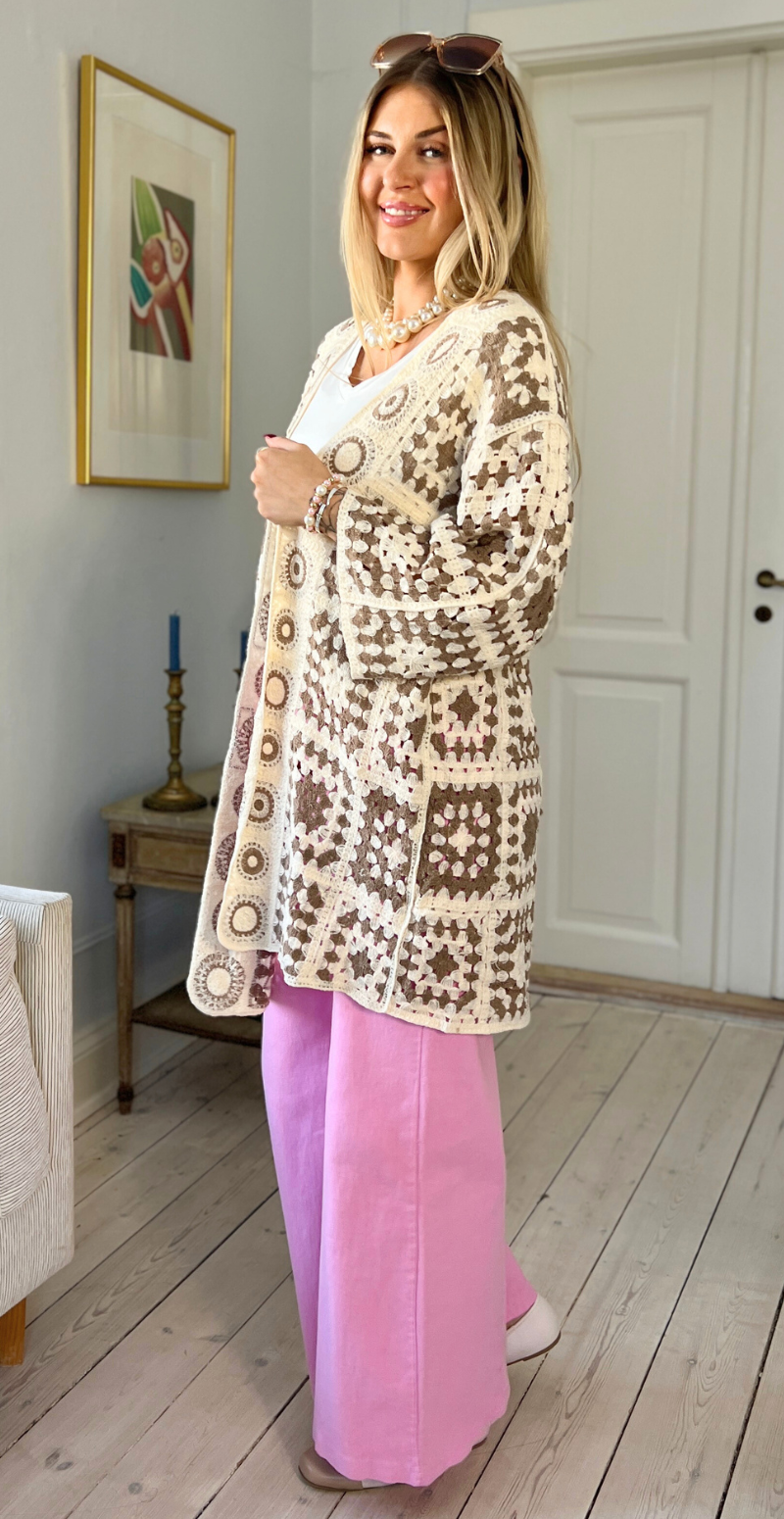 Mio mellemlang cardigan med hæklet firkanter sand LikeLondon