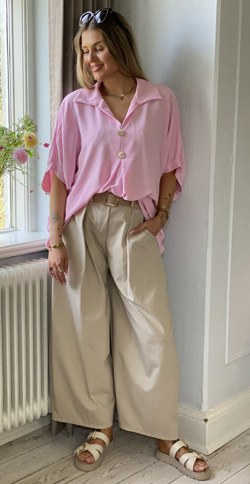 Lizzy bluse med krave og guldknapper pink LikeLondon