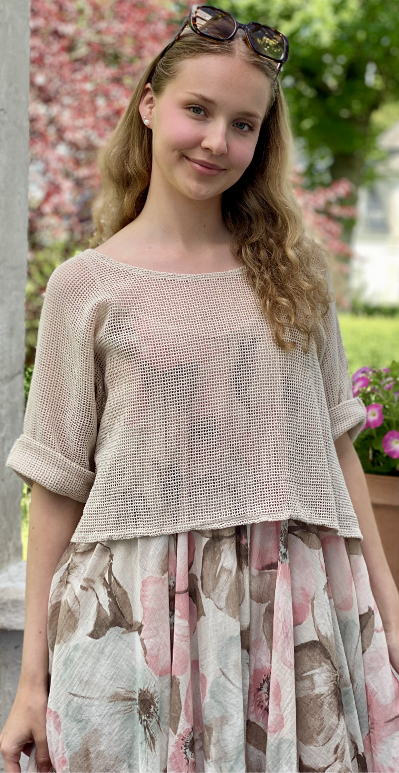Ophelia kjole med blomsterprint og tynde stropper med tilhørende bluse beige LikeLondon