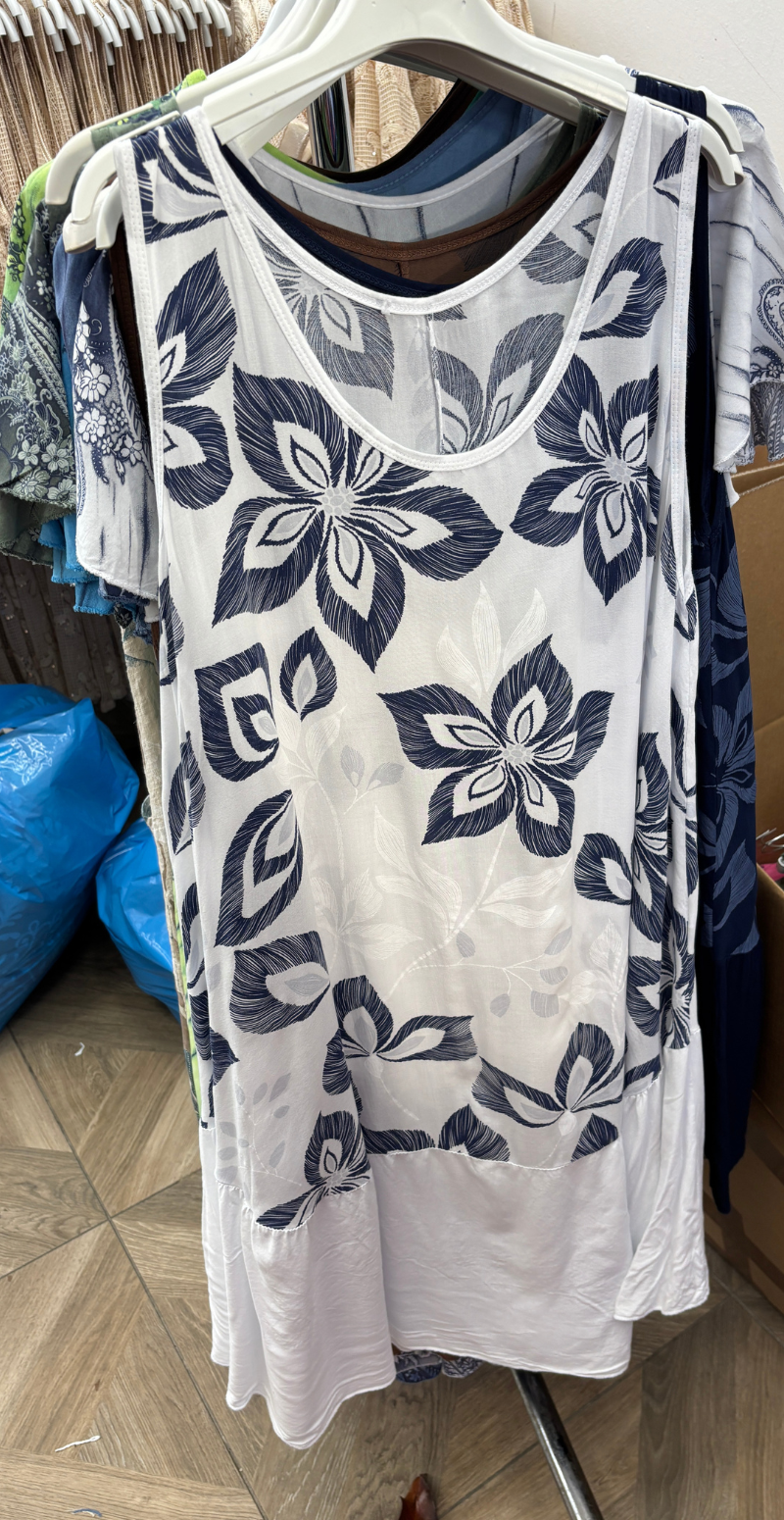 Forudbestilling uge 21 Safira kjole med peplum og blomsterprint hvid LikeLondon