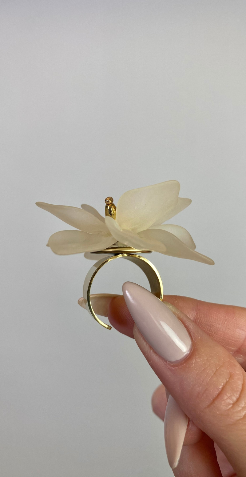 Ring med stor blomst cream Likelondon