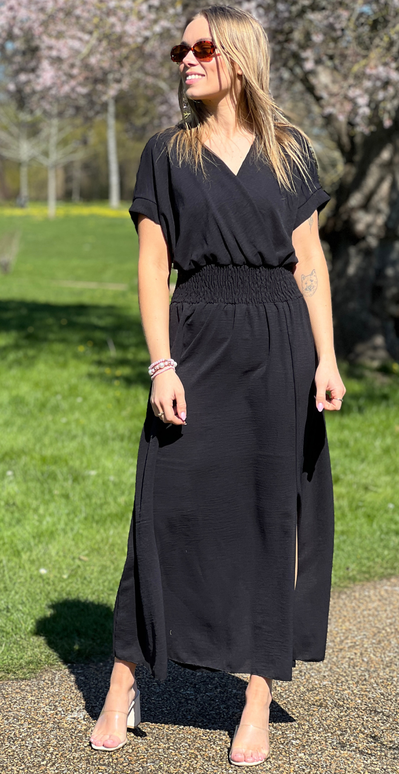 Dagny lang kjole med elastik i taljen og slids foran sort LikeLondon