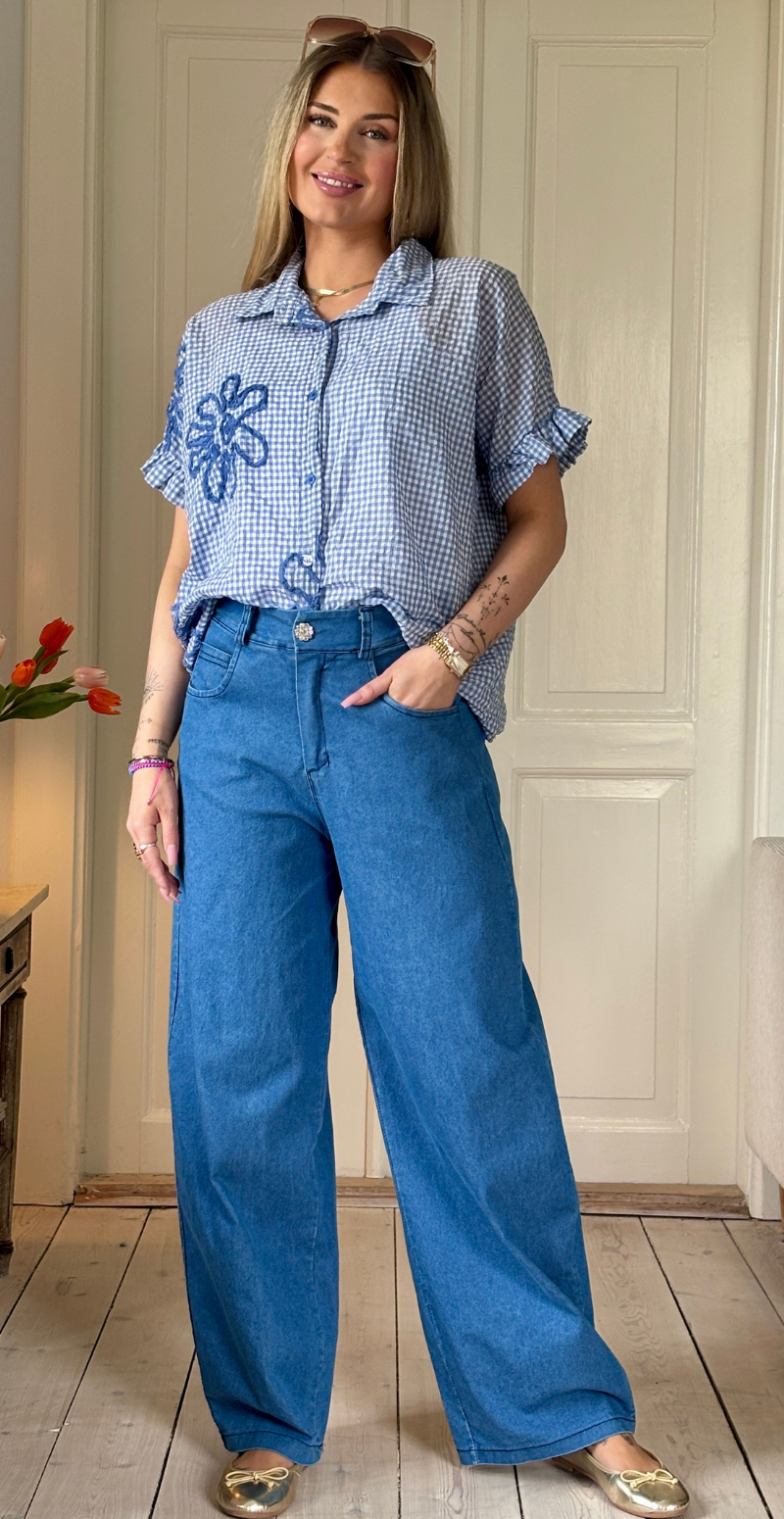 Daniella denimbukser med vidde og en rhinstenknap medium jeans LikeLondon