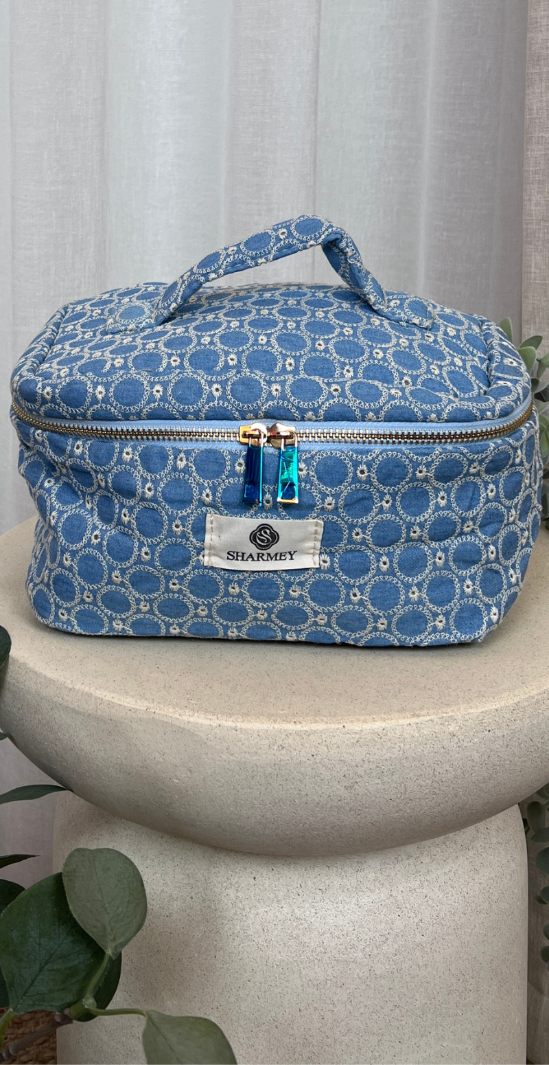 Toilettaske i stof med broderi og hank blå LikeLondon