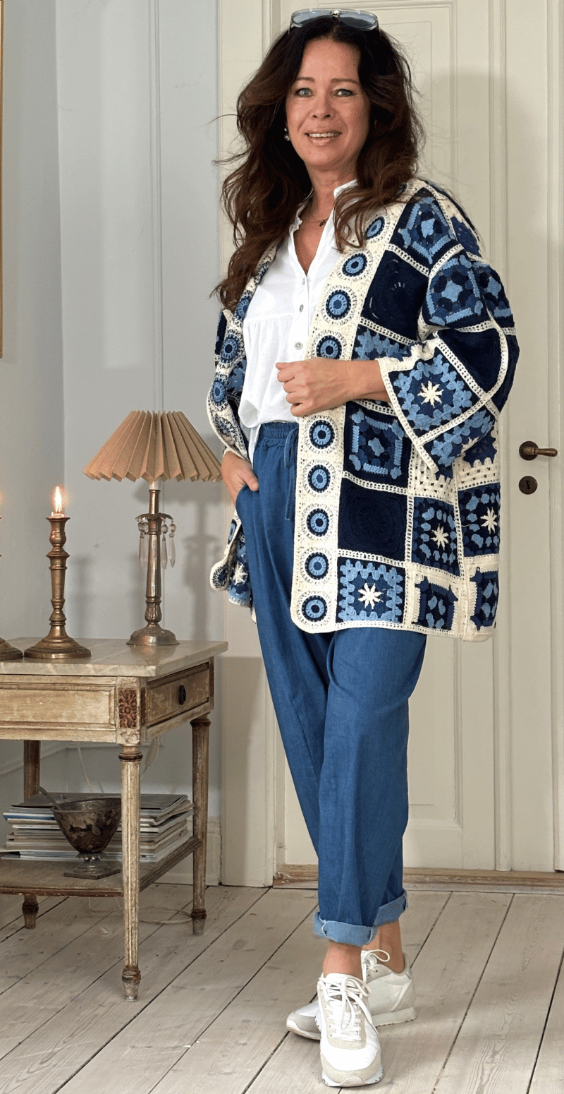 Ludmilla mellemlang cardigan med hæklet mønster blå LikeLondon