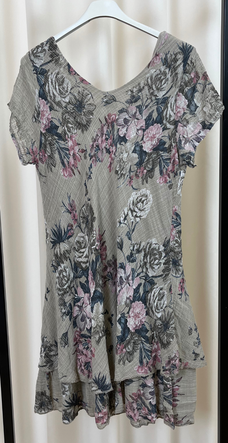 Simone kjole i 2 lag med blomsterprint fango LikeLondon