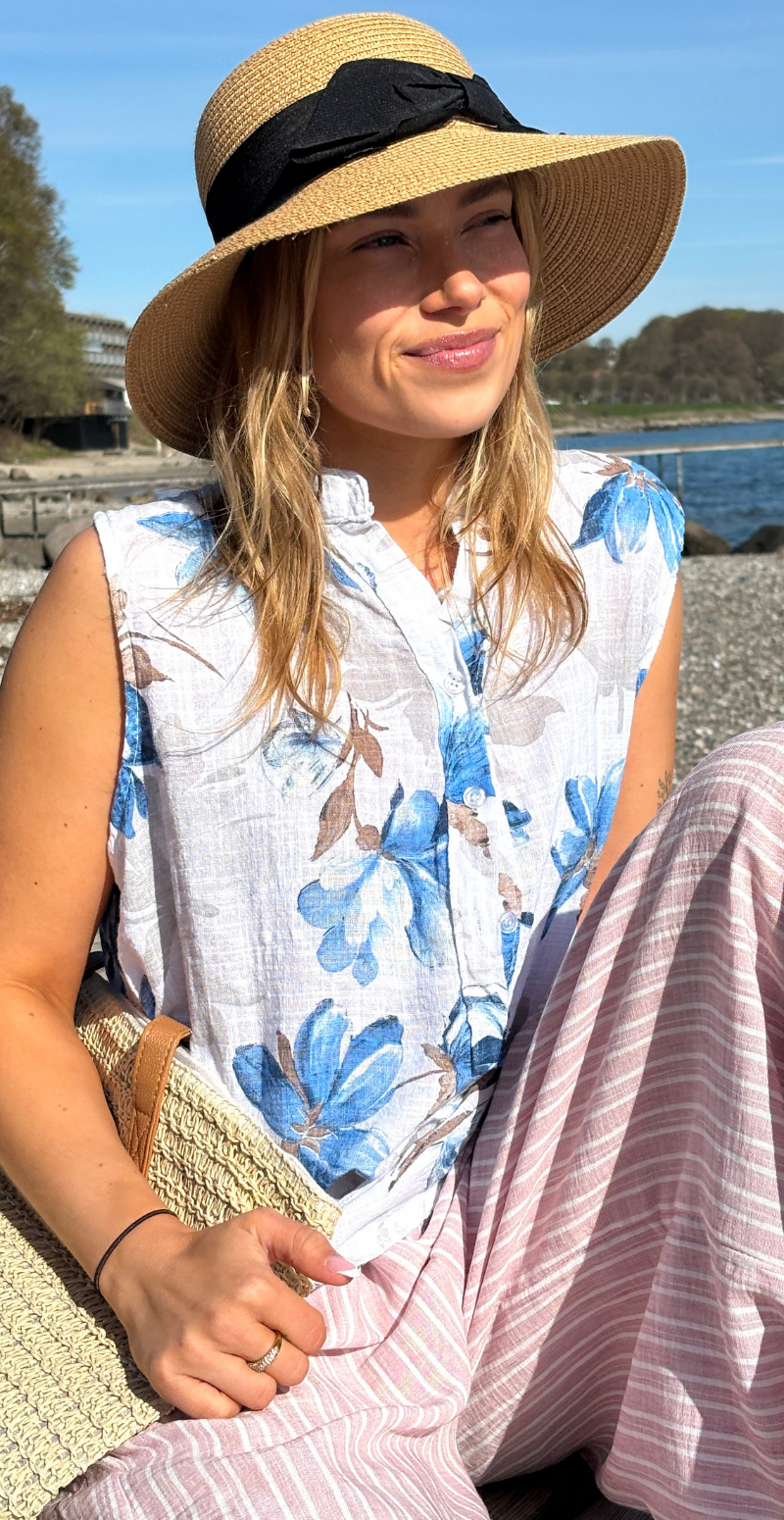 Dorota top med knapstolpe og store blomster hvid LikeLondon