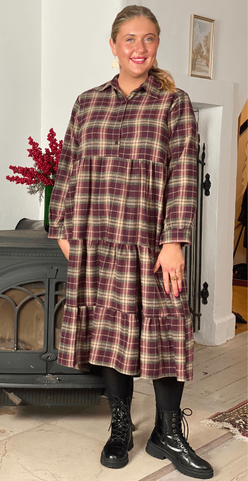 Naya ternet kjole med peplum effekt bordeaux LikeLondon