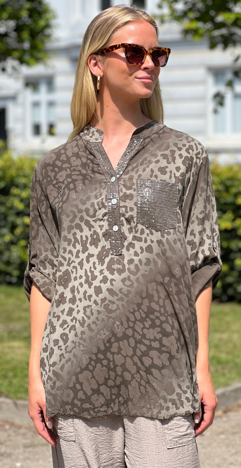 Karla bluse med leopardprint og pailletdetaljer mørkbrun LikeLondon