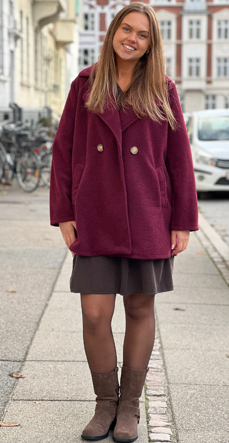 Yvonne klassisk kort jakke med lommer bordeaux LikeLondon