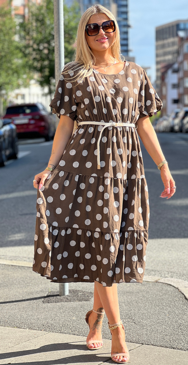 Elly kjole med dots og peplum brun LikeLondon