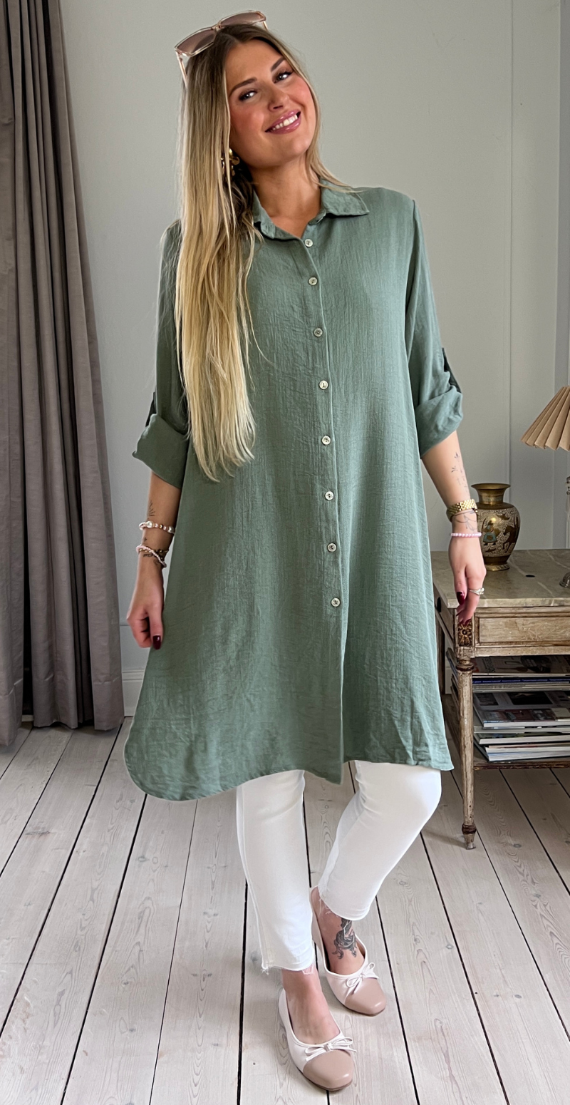 Ayla kjoletunika med perlemorsknapper og opsmøg light militare LikeLondon