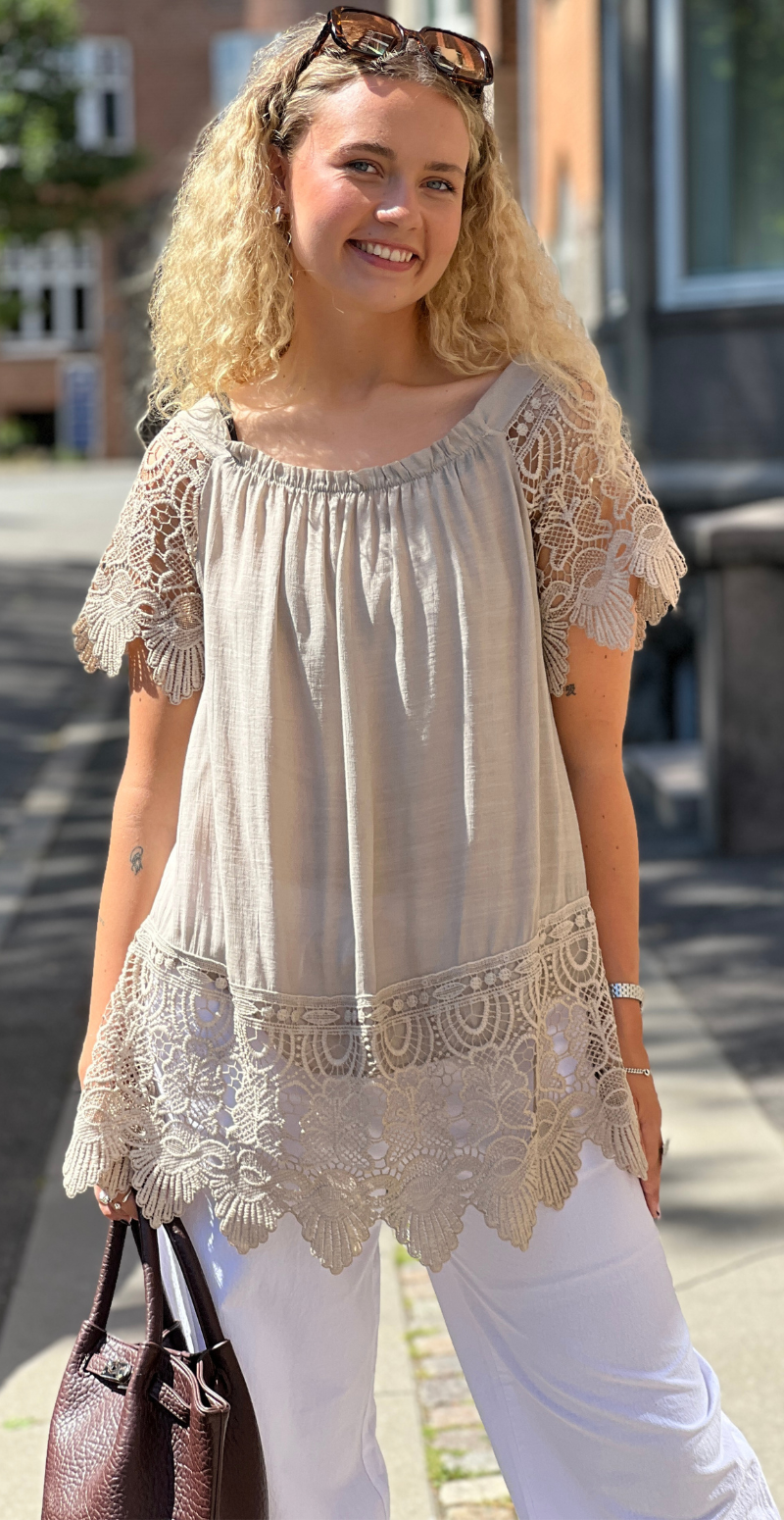 Birdie bluse med blondeærmer og bred blondekant beige LikeLondon