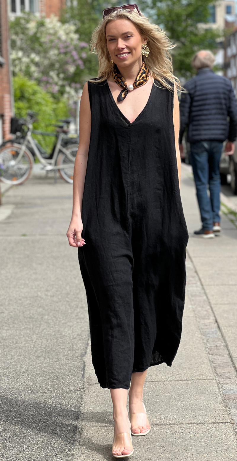 Juliane jumpsuit i hør med v-udskæring sort LikeLondon