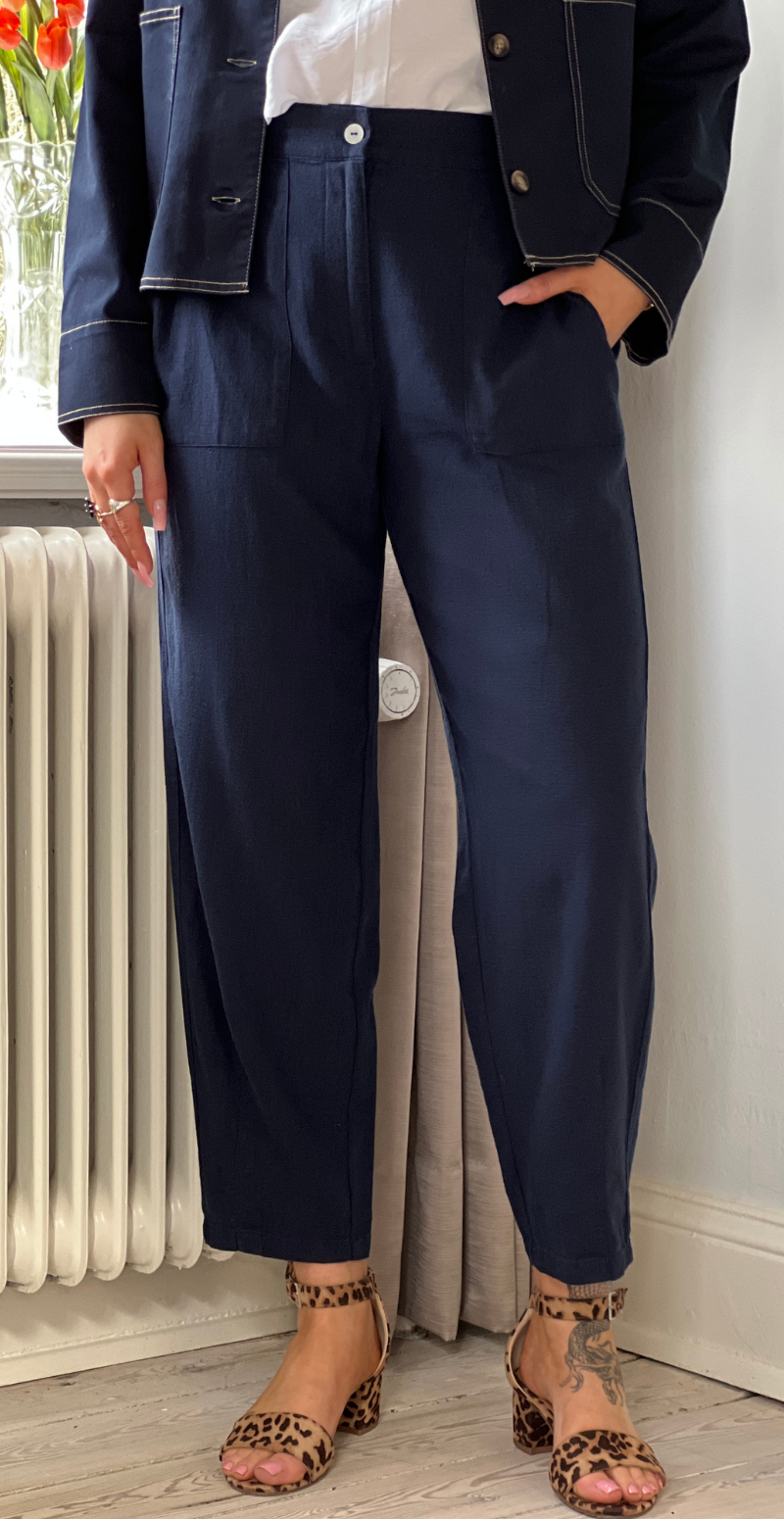 Lava hørbukser med store lommer og knaplukning navy blazer Freequent