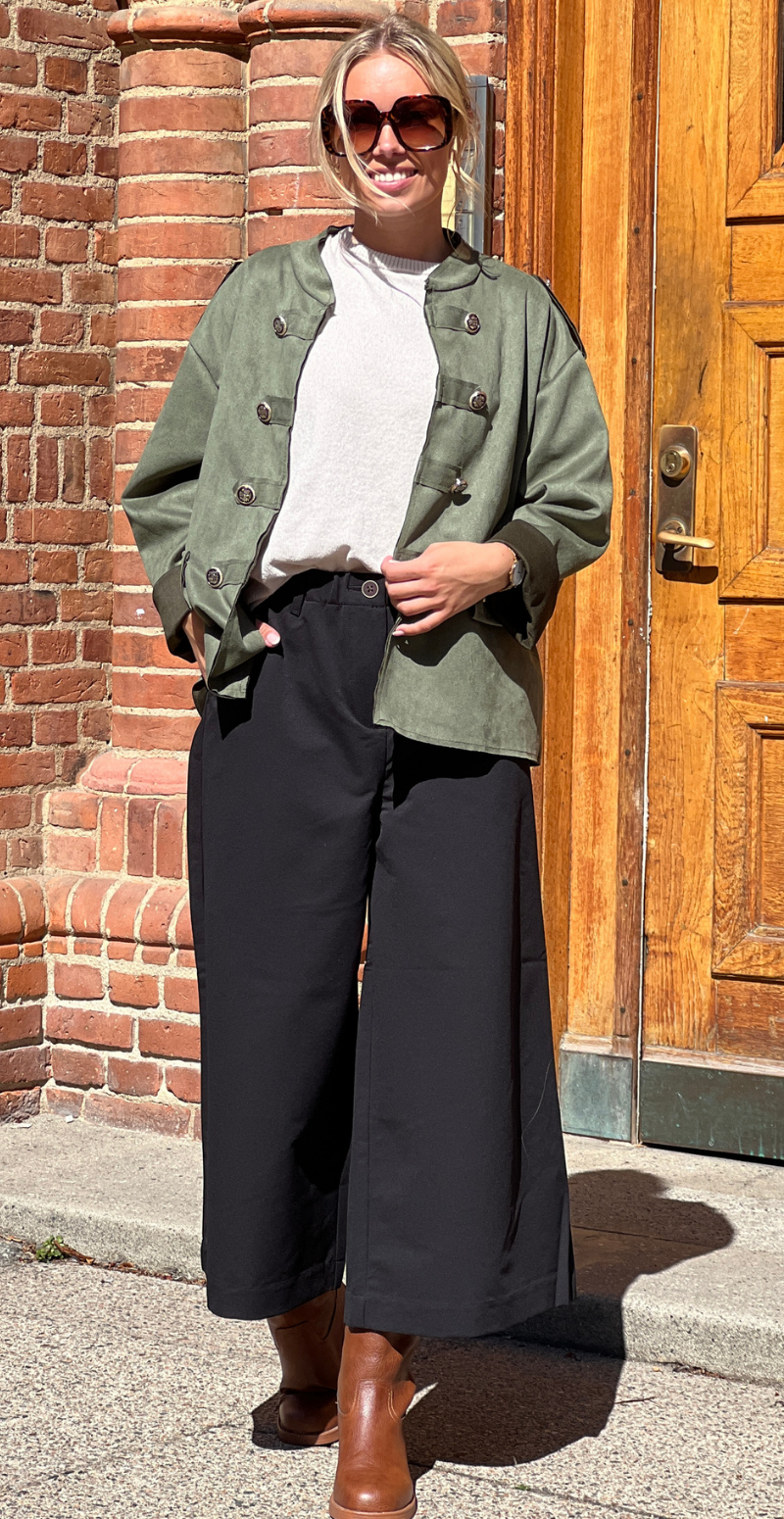 Giselle jakke i ruskindslook med knap-detaljer khaki LikeLondon