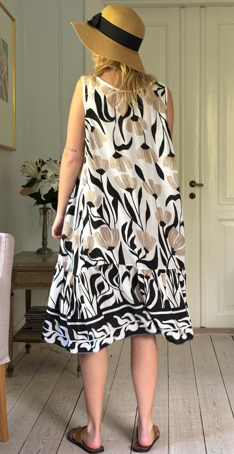 Enrica kjole med brede stropper og blomsterprint sort LikeLondon