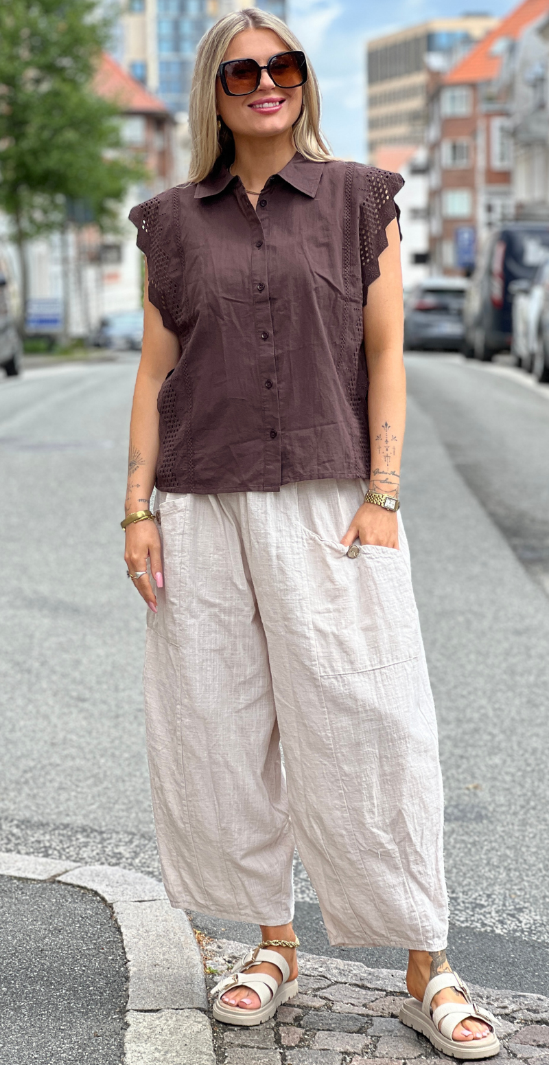Bina bluse med broderi anglaise coffee bean Freequent