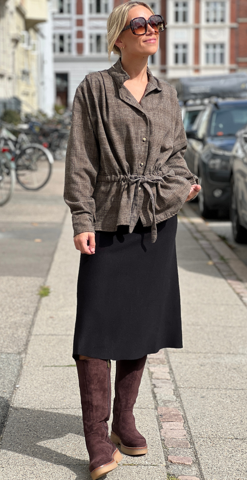 Babette ternet skjorte med bindebånd i taljen mørkbrun LikeLondon
