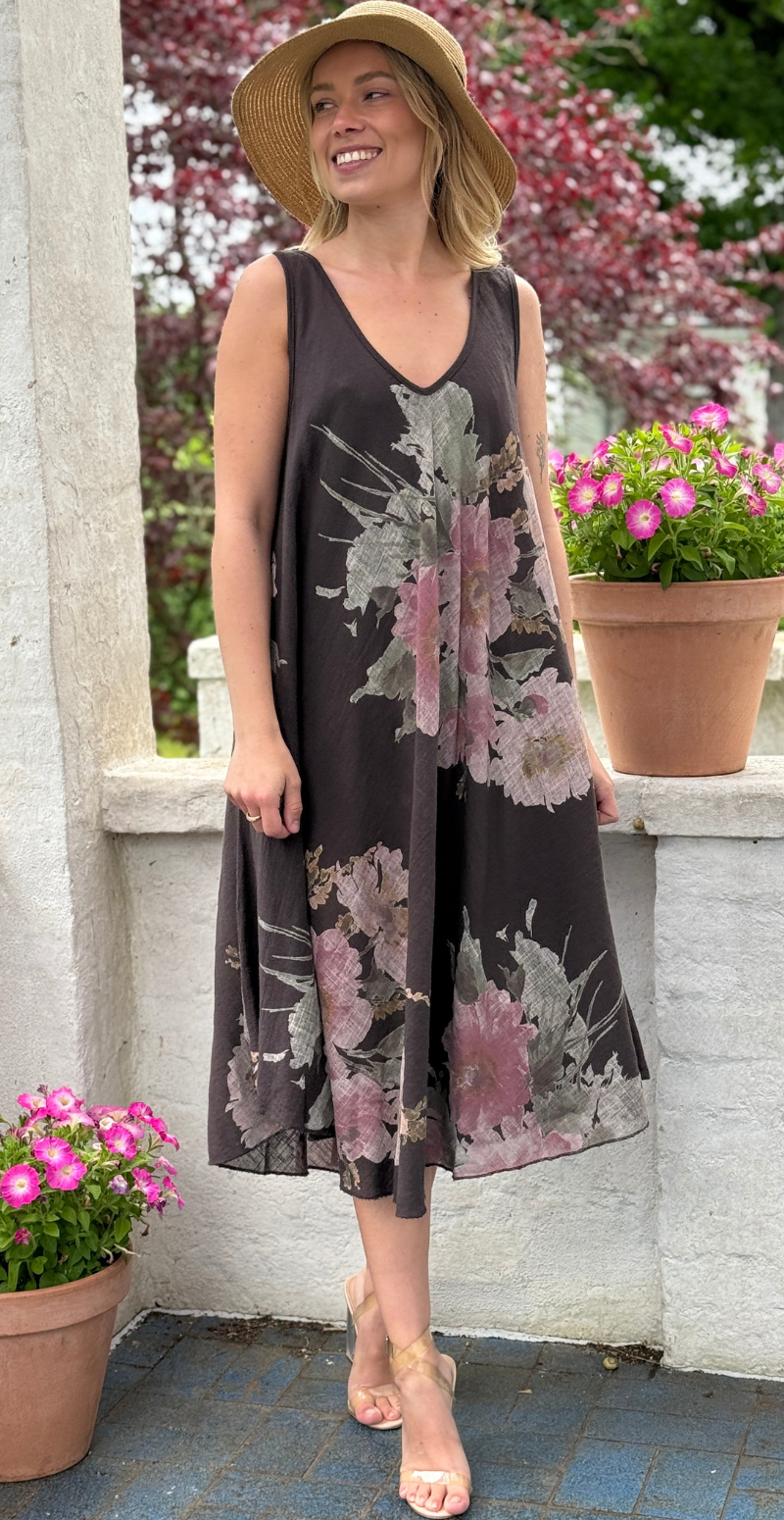 Faye kjole med brede stropper og blomstermotiv brun LikeLondon