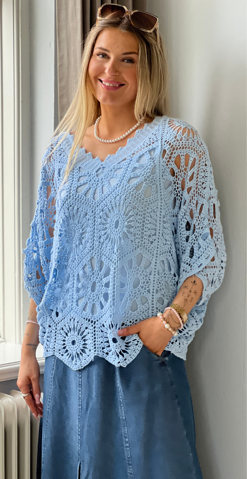 Forudbestil uge 15 Cajsa hæklet bluse med v-hals og indertop lysblå LikeLondon