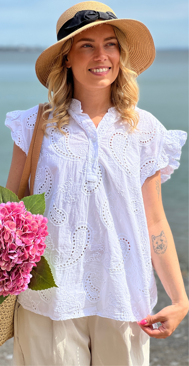 Isobel top med broderi anglaise og flæseærmer hvid LikeLondon