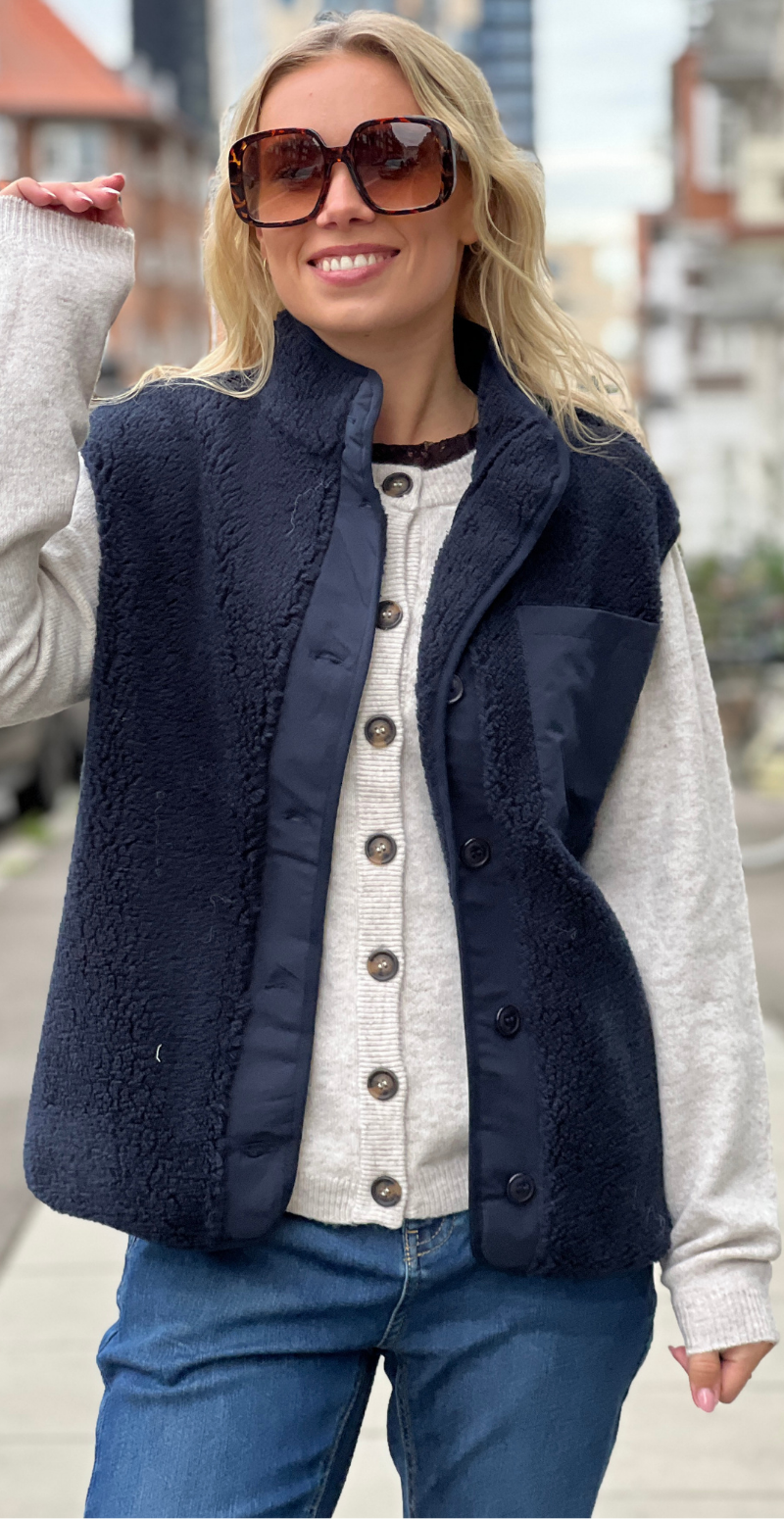 Onyx vest i teddy med brystlomme og knapper navy LikeLondon