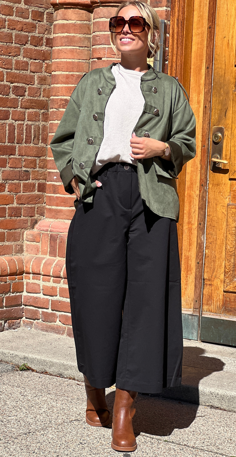 Giselle jakke i ruskindslook med knap-detaljer khaki LikeLondon