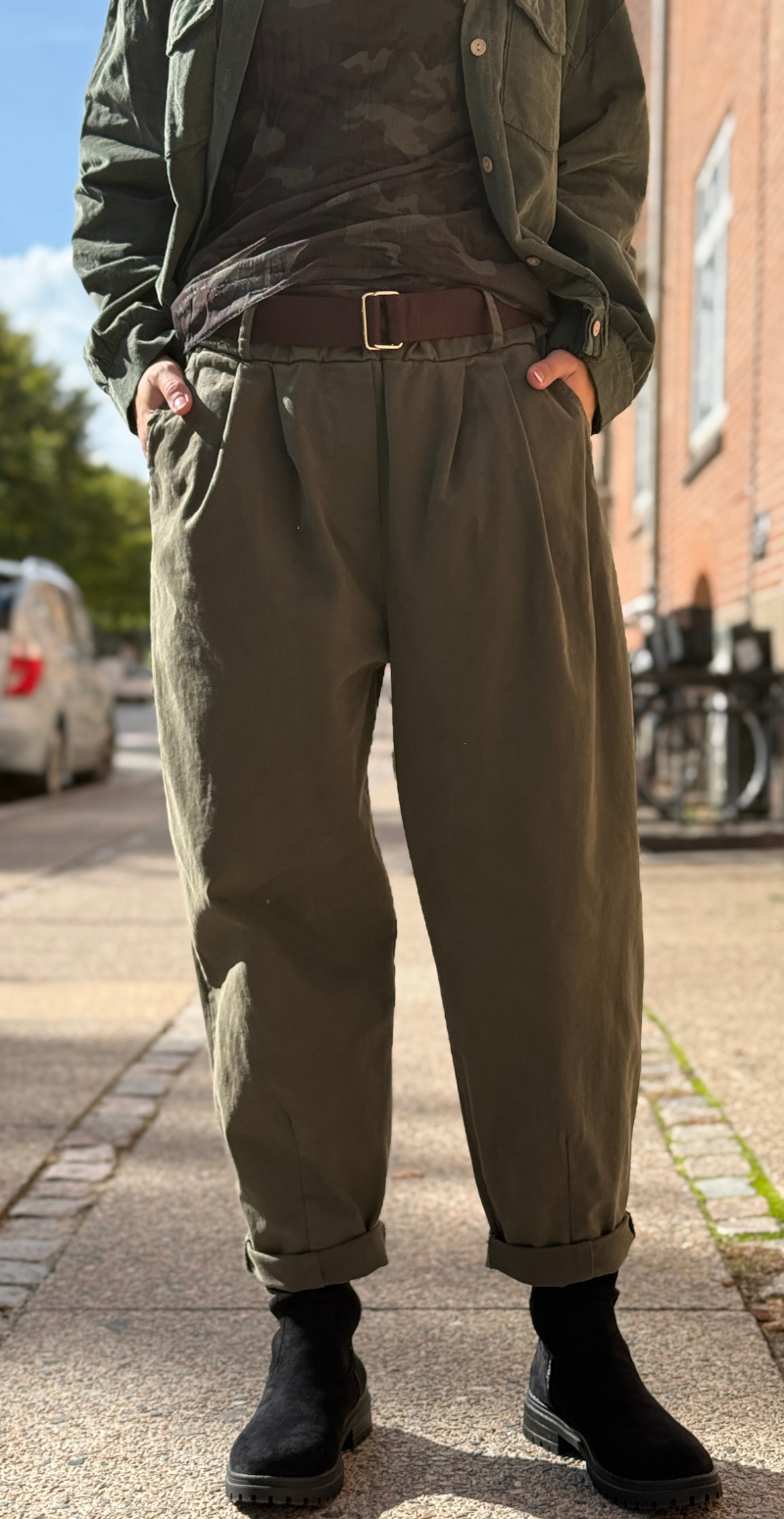 Therese bukser i twill med elastik i taljen og skrålommer khaki LikeLondon