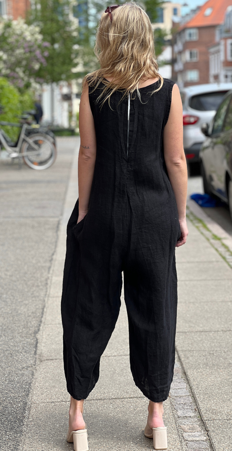 Juliane jumpsuit i hør med v-udskæring sort LikeLondon