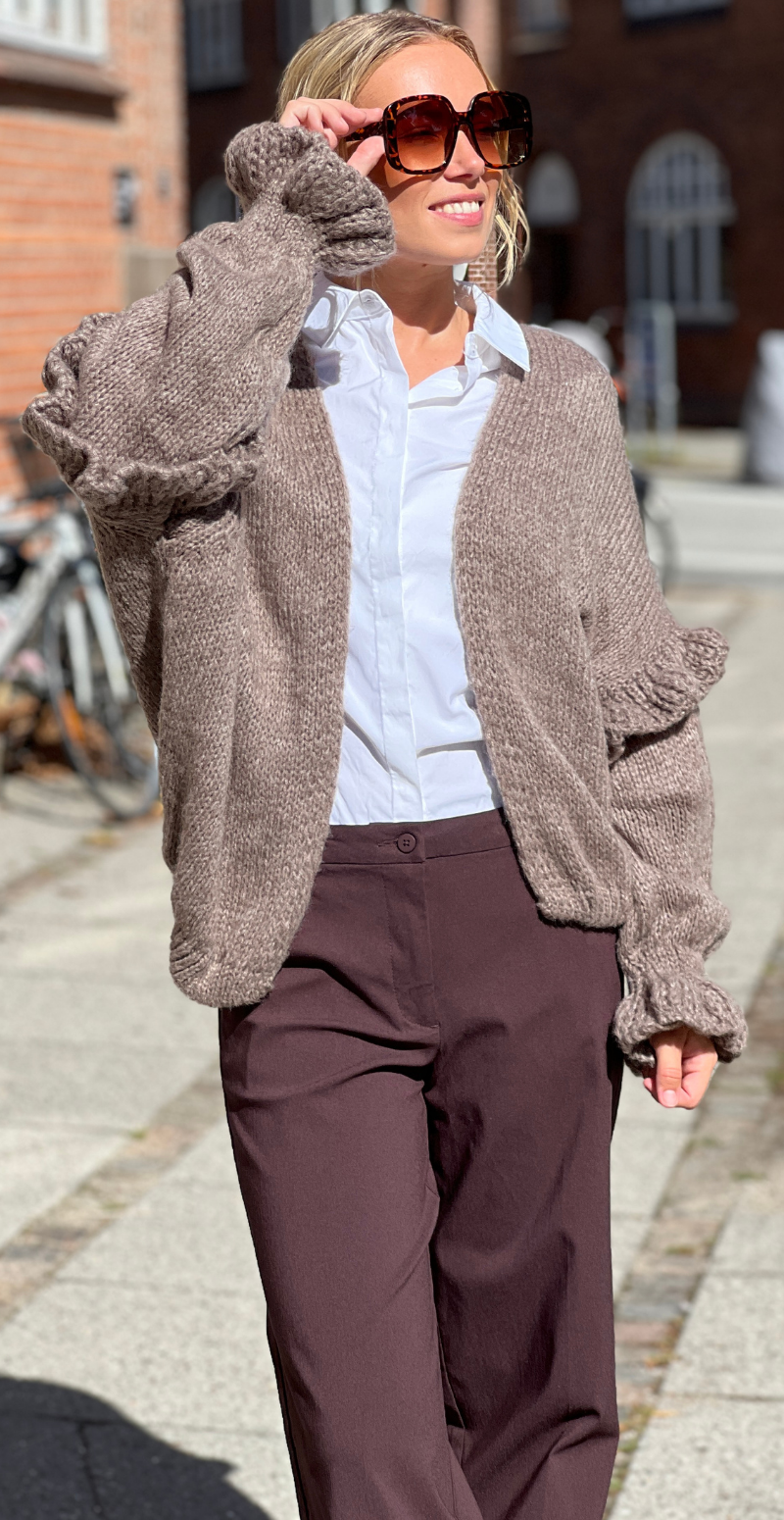 Skylar strikcardigan med flæsedetaljer på ærmet fango LikeLondon