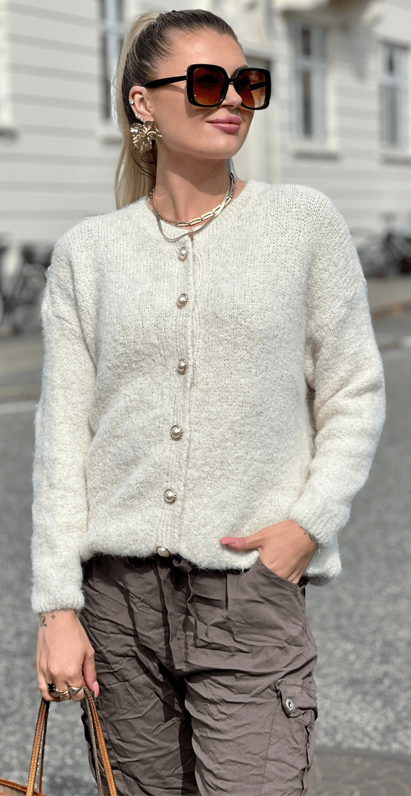 Margie strik cardigan med perlemorsknapper creme LikeLondon