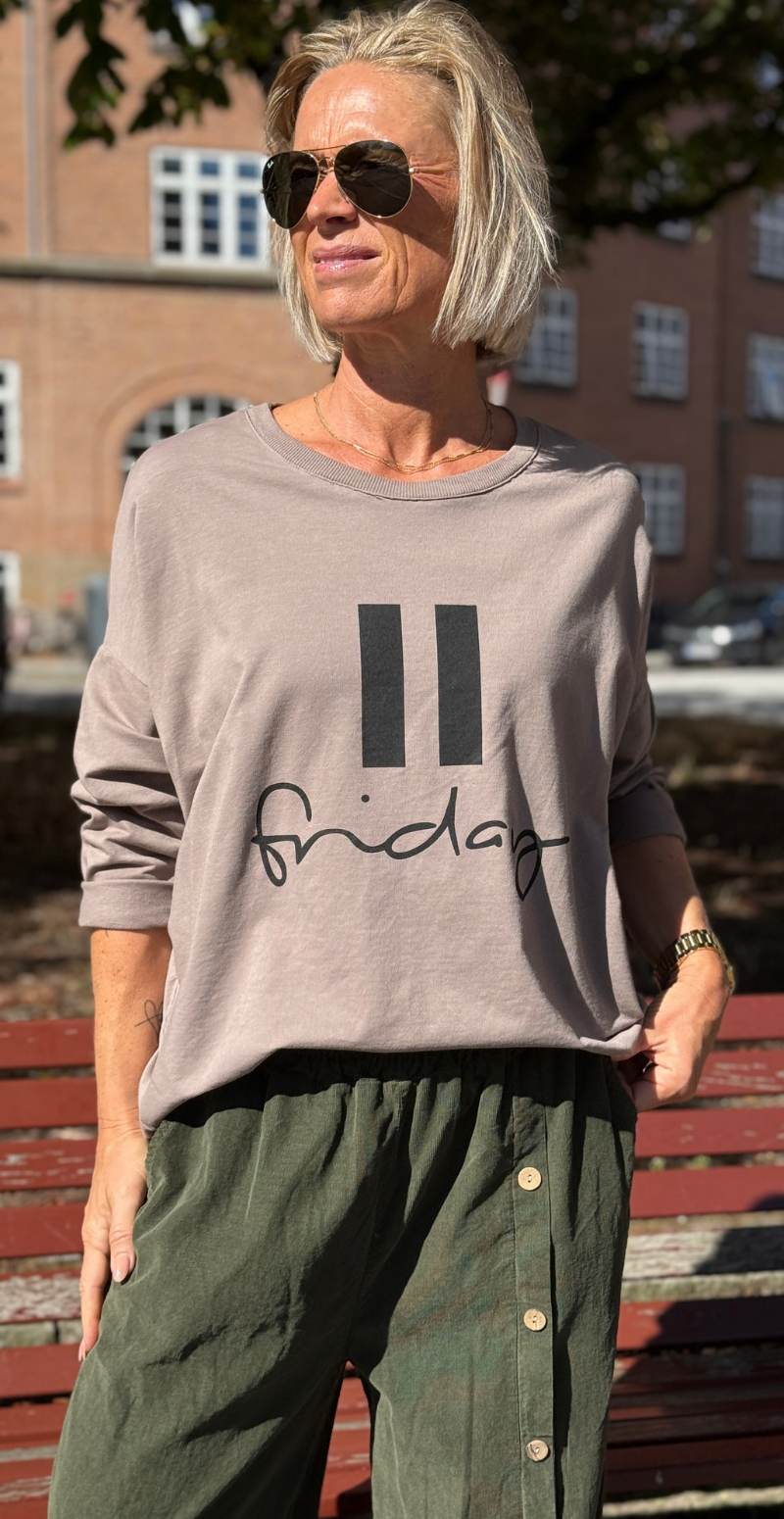 Biance bluse med rund hals og "friday" taupe LikeLondon