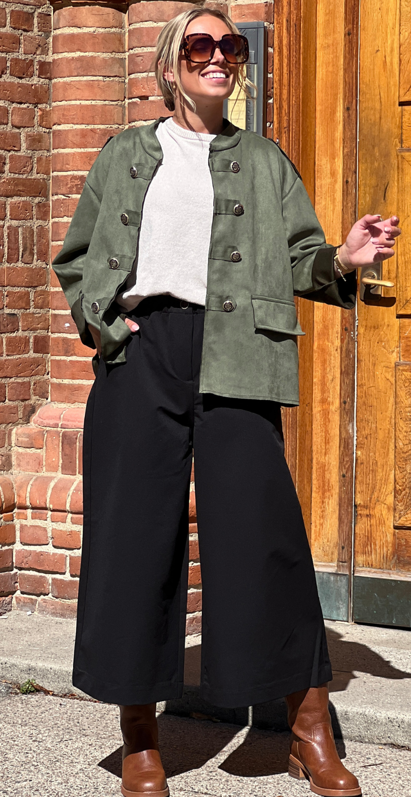 Giselle jakke i ruskindslook med knap-detaljer khaki LikeLondon