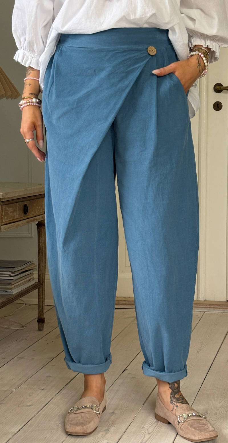 Forudbestil uge 8 Marina fløjlsbukser med slå-om detalje og vidde jeans LikeLondon